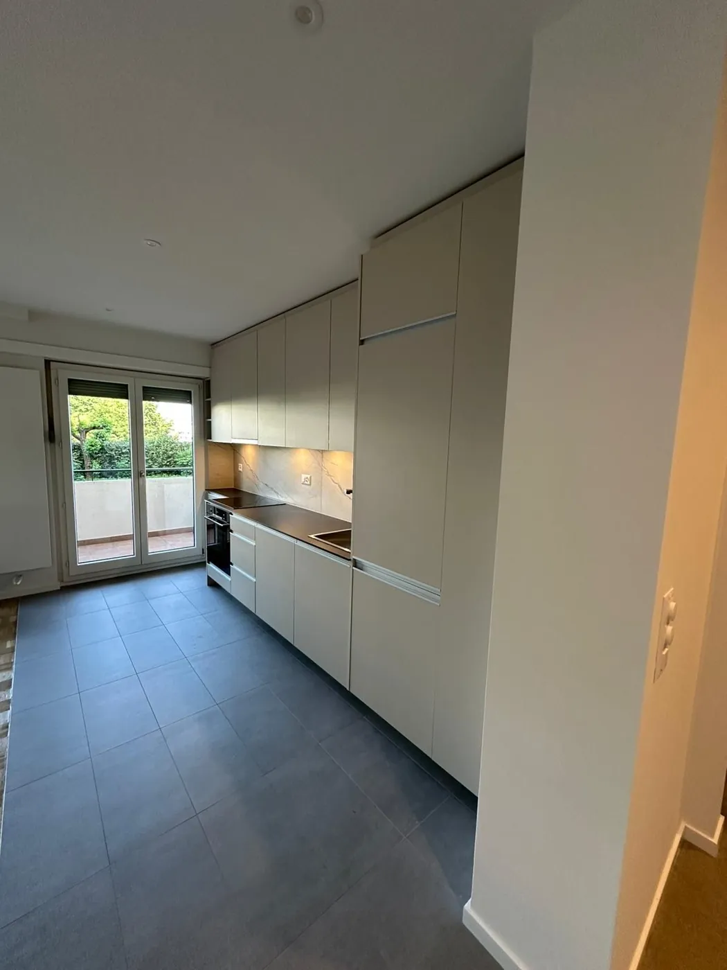 Bespoke kitchen by AMG Agencements, view 3