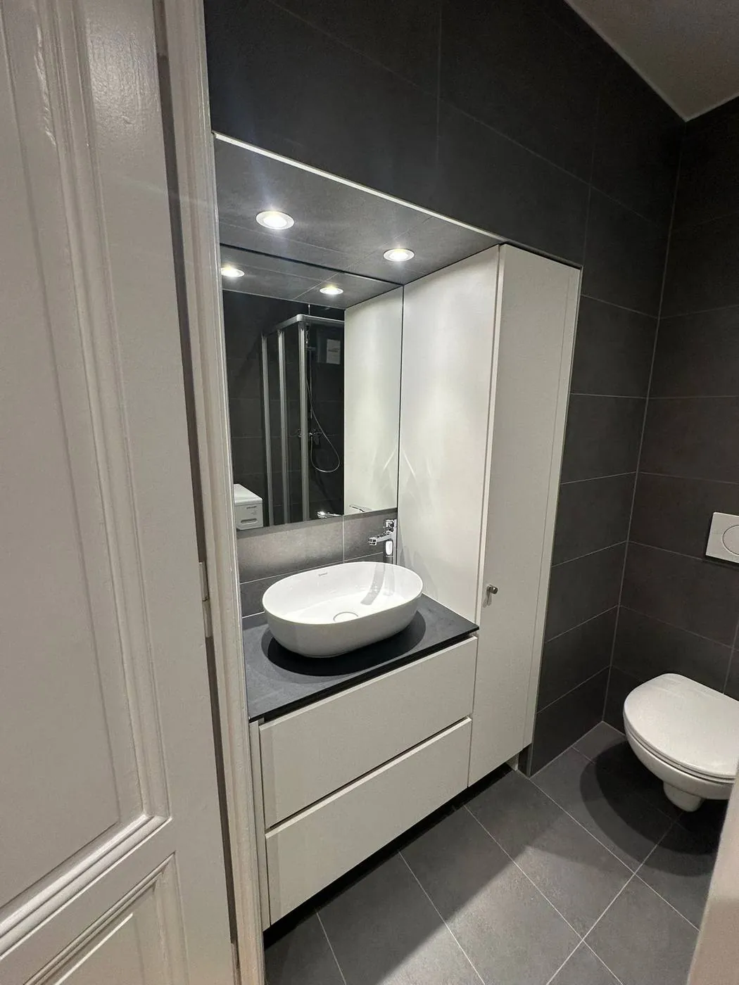 Bespoke bathroom unit by AMG Agencements