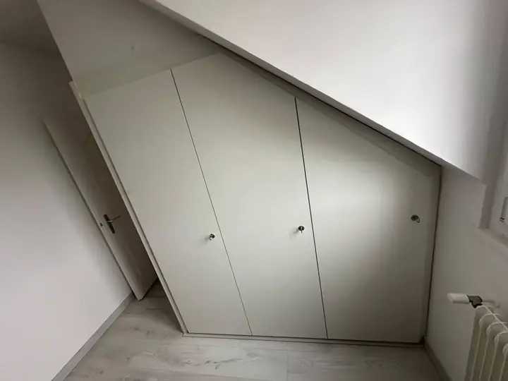 Armoire sur mesure sous combles, trois portes