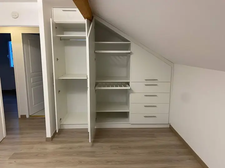 Armoire sur mesure sous pente avec penderie et tiroirs