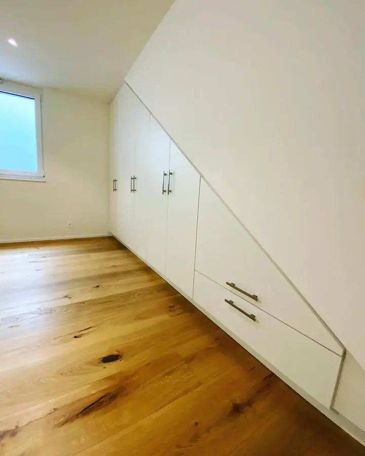 Armoire sur mesure sous pente avec tiroir intégré