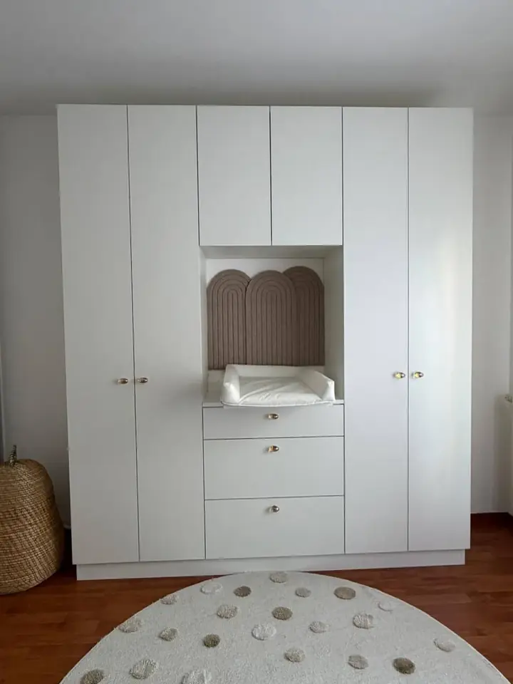 Armoire sur mesure avec table à langer intégrée