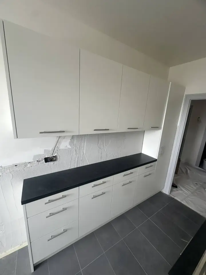 Meubles hauts et bas de cuisine sur mesure, finition blanche