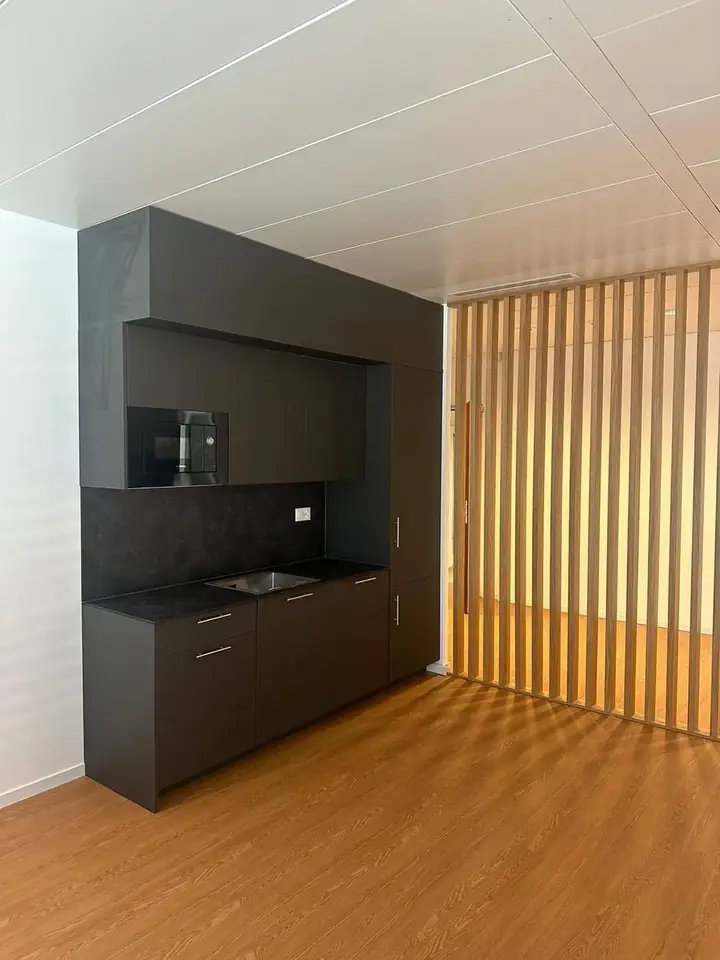Kitchenette compacte sur mesure, finition noire mate
