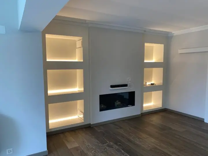 Meuble TV sur mesure avec niches lumineuses et cheminée